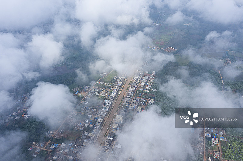 云雾下的海南临高皇桐小镇图片素材