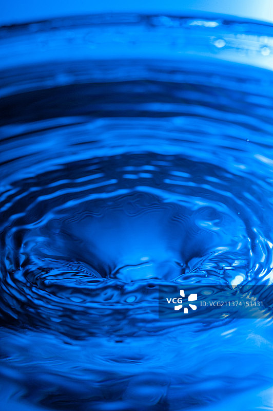 蓝色调飞溅的水花水滴特写图片素材