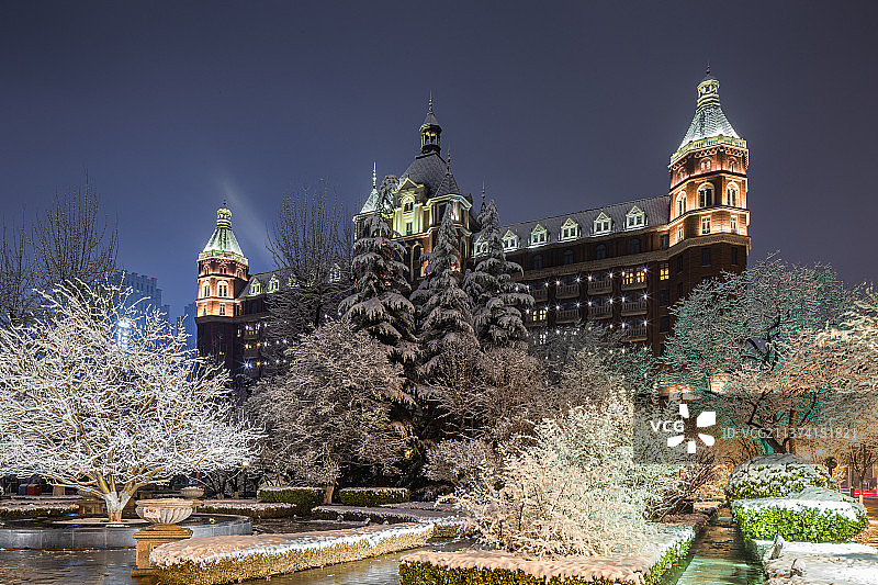 天津解放北路丽思卡尔顿酒店雪景犹如童话图片素材