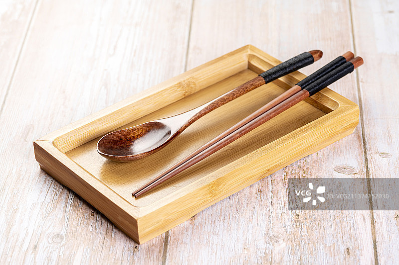 木制餐具木筷子木勺特写木桌面背景图片素材