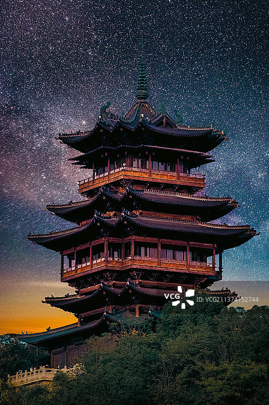 银河下的塔图片素材