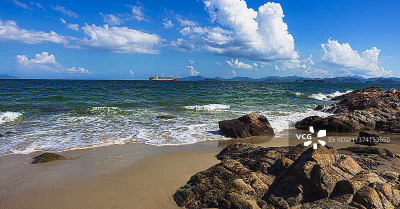 中国海岸轮船航行中图片素材
