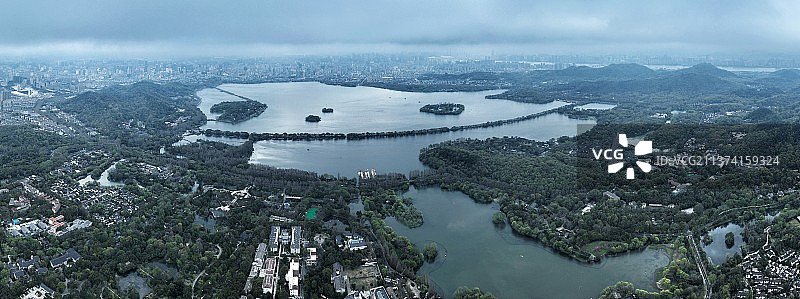 航拍视角下的西湖全景图片素材