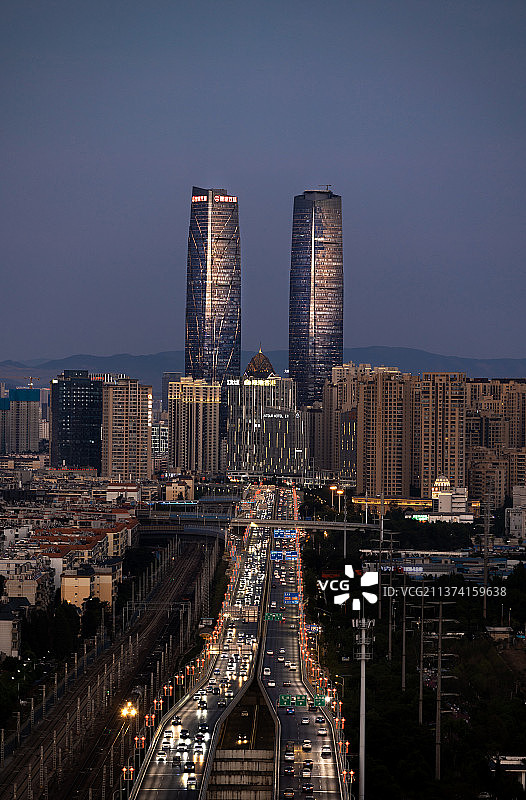 夕阳中的昆明万达双塔图片素材