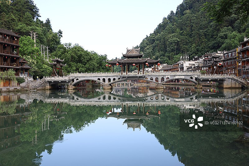 廊桥风雨中图片素材