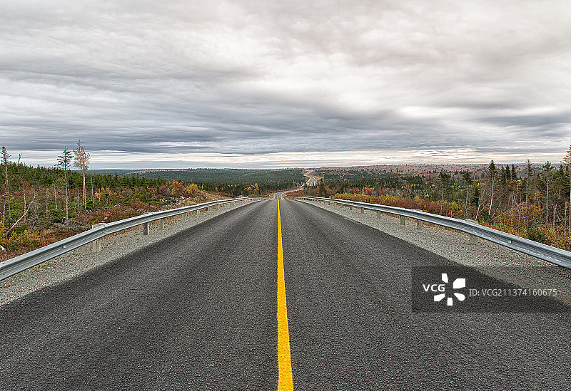 加拿大新不伦瑞克省的空旷道路图片素材
