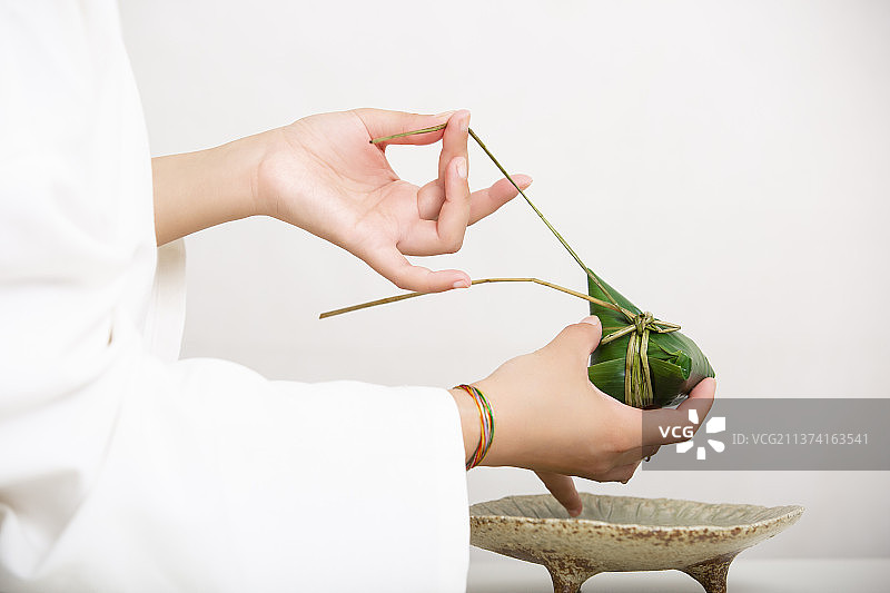 端午节中式国潮禅意静物：穿汉服女子包粽子图片素材