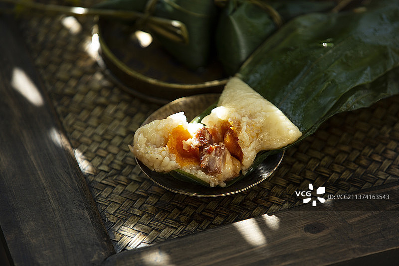 端午节中国风静物：蛋黄肉粽图片素材
