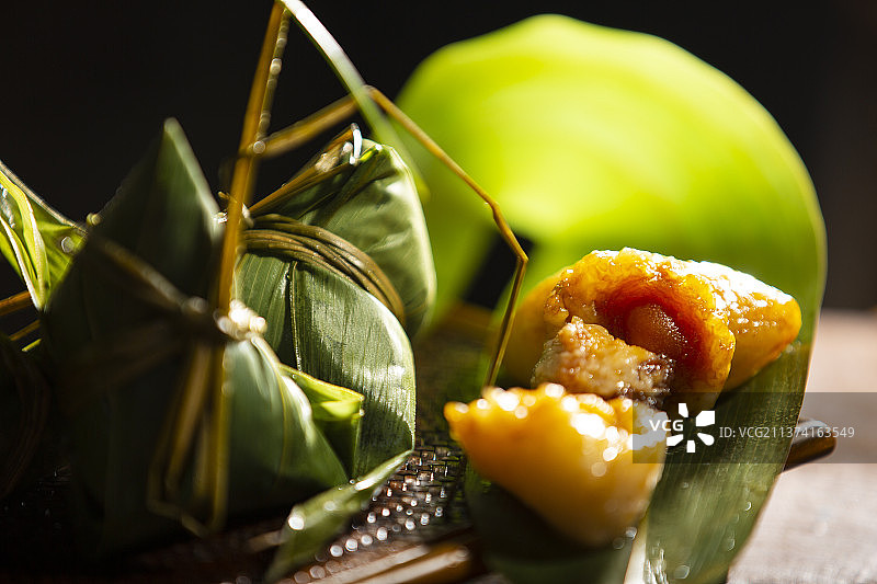 端午节美食静物：蛋黄肉粽图片素材