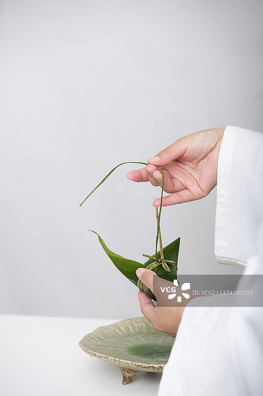 端午节中式国潮禅意静物：穿汉服女子包粽子图片素材