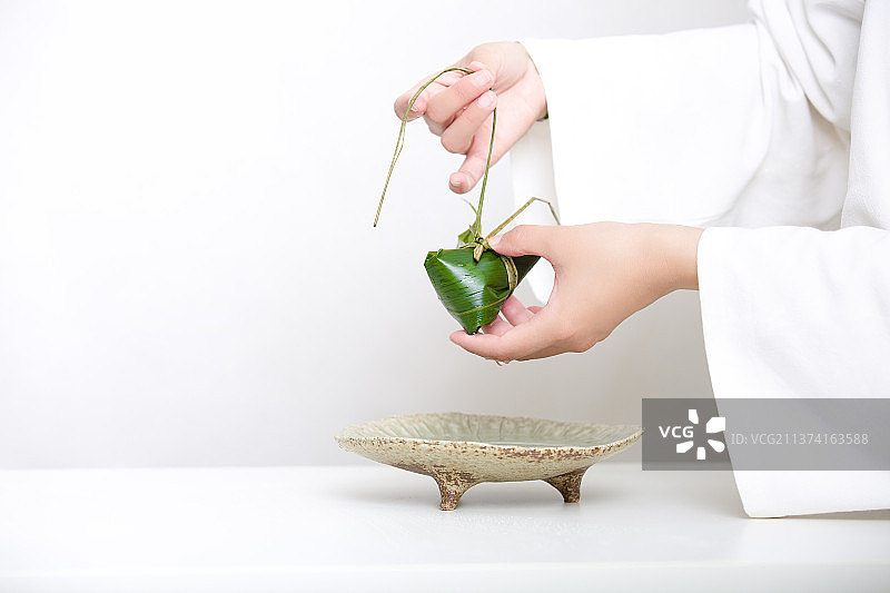 端午节中式国潮禅意静物：穿汉服女子包粽子图片素材