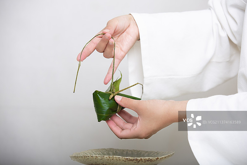 端午节中式国潮禅意静物：穿汉服女子包粽子图片素材