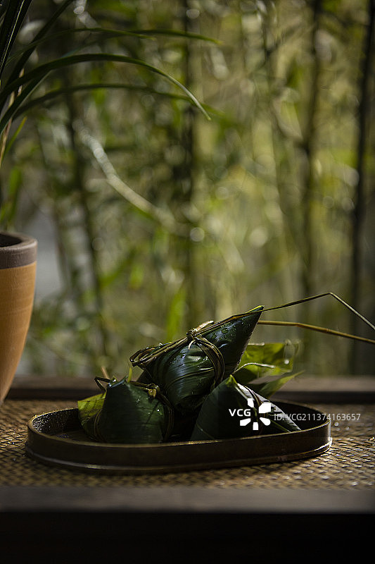 端午节中式国潮禅意静物：粽子和竹林图片素材