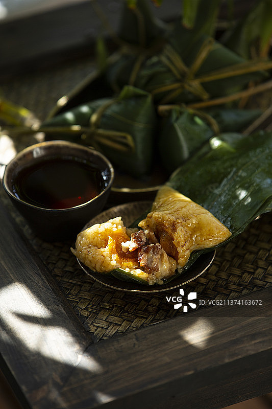 端午节美食静物：蛋黄肉粽和雄黄酒图片素材