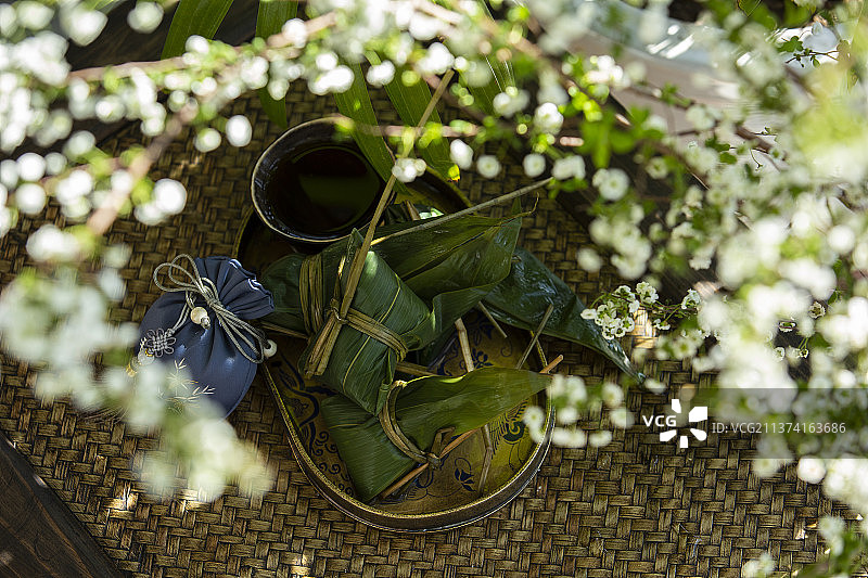 端午节美食静物：粽子、雄黄酒和香包图片素材