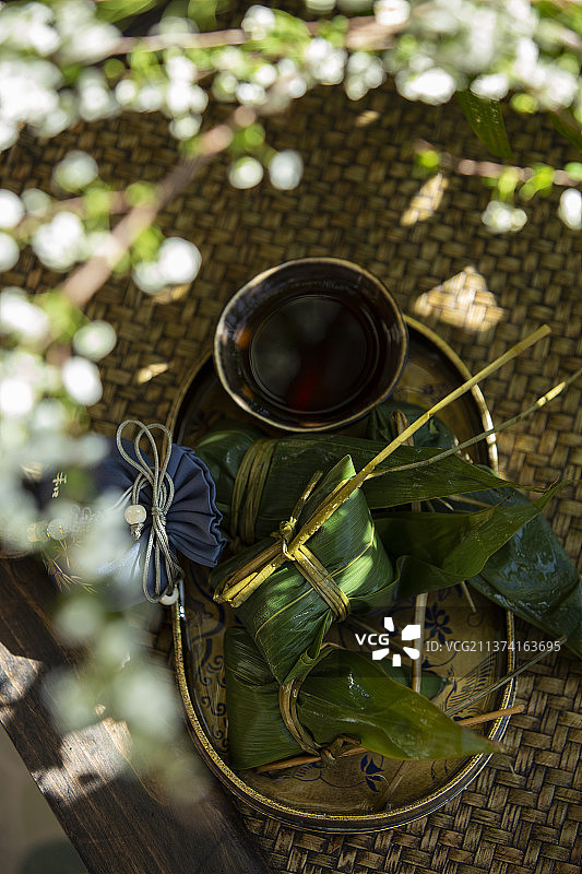 端午节美食静物：粽子、酸梅汤和香包图片素材