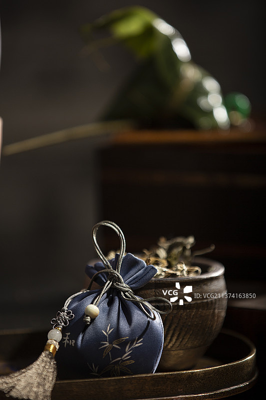 中式国潮传统文化：端午节香包和艾蒿静物图片素材