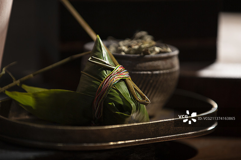 中式国潮传统文化：创意端午节粽子、五彩绳和艾草静物图片素材