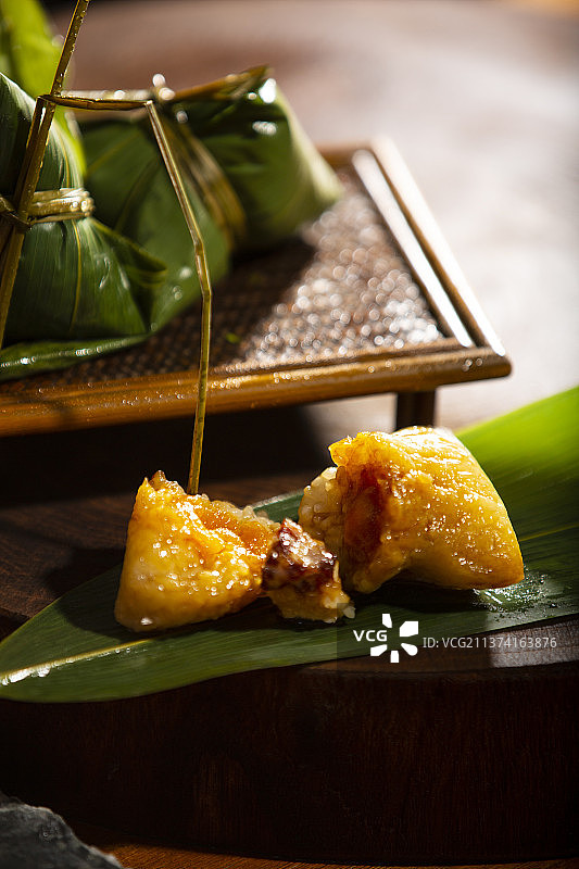 中式国潮传统文化：端午节蛋黄肉粽图片素材