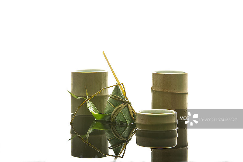 中式国潮传统文化：端午节水中粽子和竹子茶杯图片素材