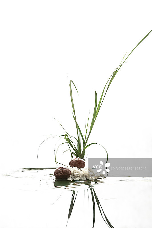 端午节禅意中国风创意静物：水中菖蒲和红枣粽子食材图片素材