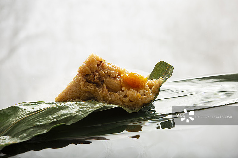 端午节创意中国风“一叶龙舟”静物：肉粽和水墨流水图片素材