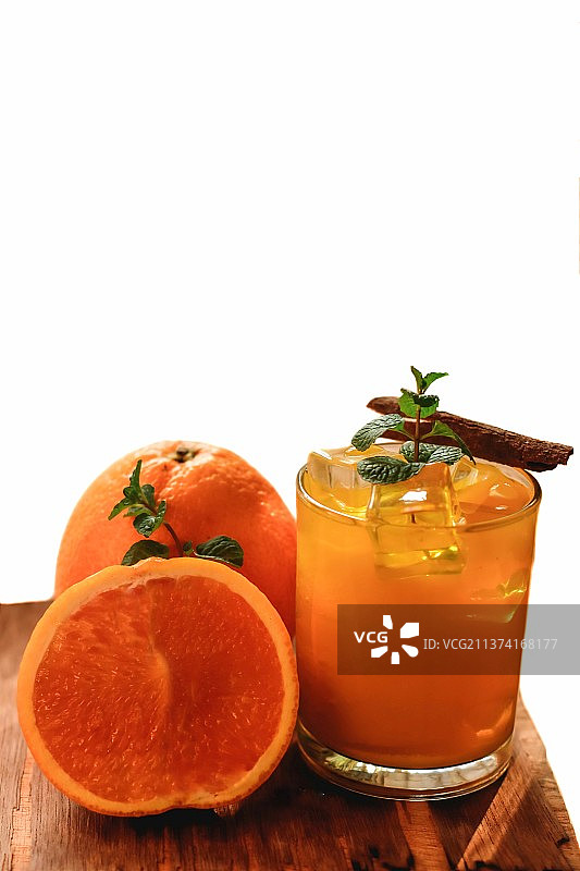 孟加拉国达卡白色背景玻璃杯橙汁特写图片素材
