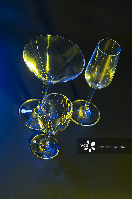 蓝色影调高脚杯特写图片素材