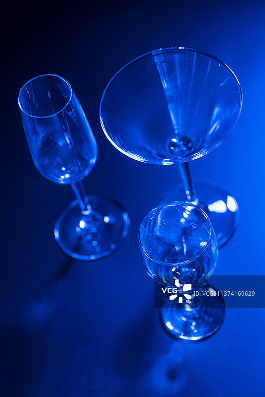 蓝色影调高脚杯特写图片素材
