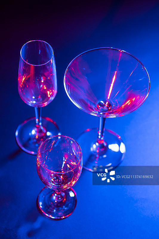 蓝色影调高脚杯特写图片素材