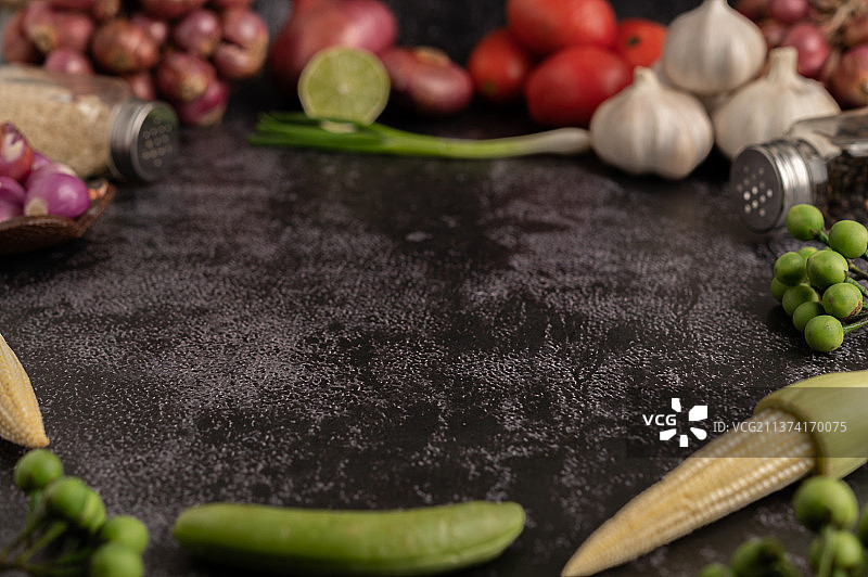 小玉米、青豆、茄子、大蒜、番茄、酸橙、葱、食材高角度视图图片素材