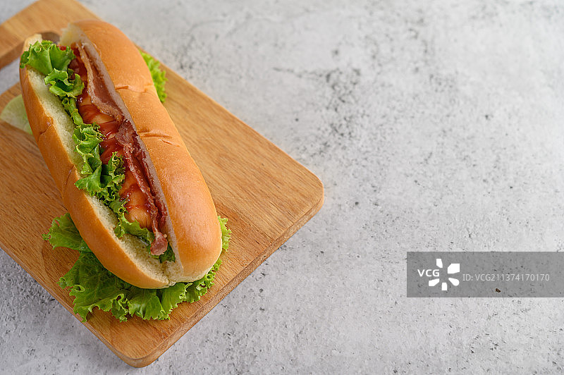 木制砧板上的大热狗图片素材