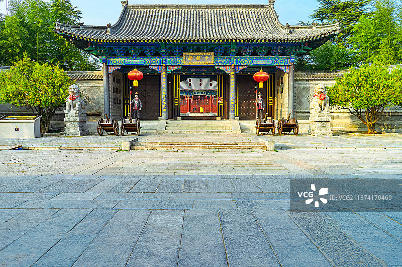 中国山东省枣庄市台儿庄古城，著名旅游景点，中国园林里的古代建筑外立面，参将署衙门正门牌楼，户外无人图图片素材