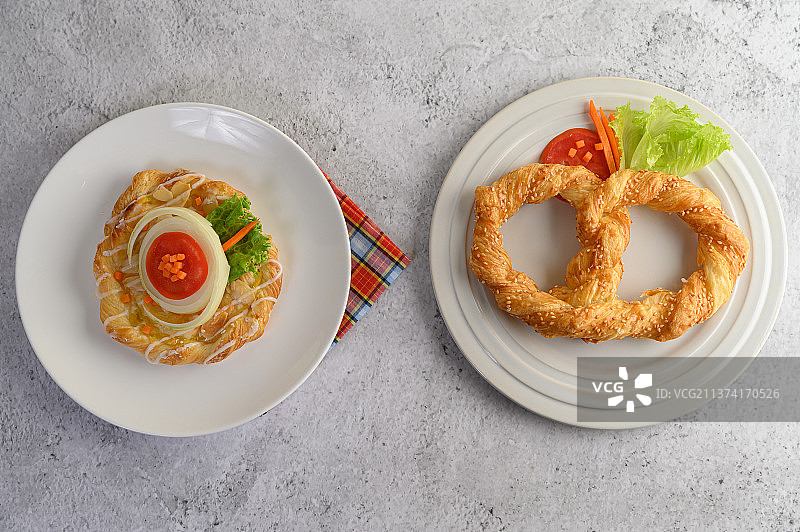 正上方镜头的食物在盘子上的桌子图片素材