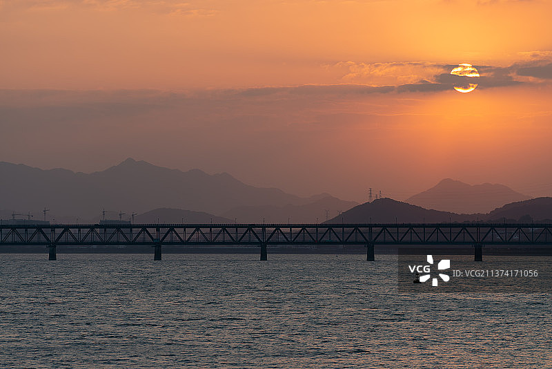 杭州日落黄色橙色蓝色桥图片素材