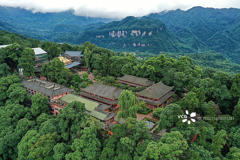 峨眉山最古老的万年寺+四川省乐山市峨眉山市峨眉山风景区图片素材