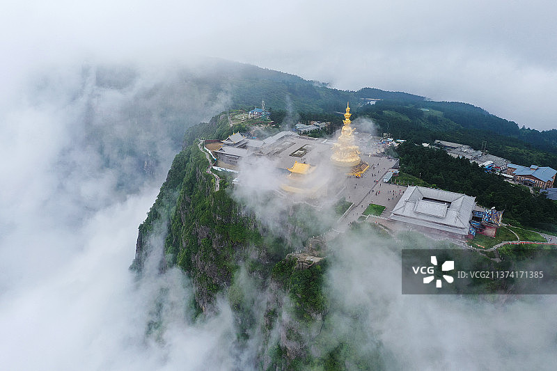 金顶与摄身崖+四川省乐山市峨眉山市峨眉山风景区图片素材