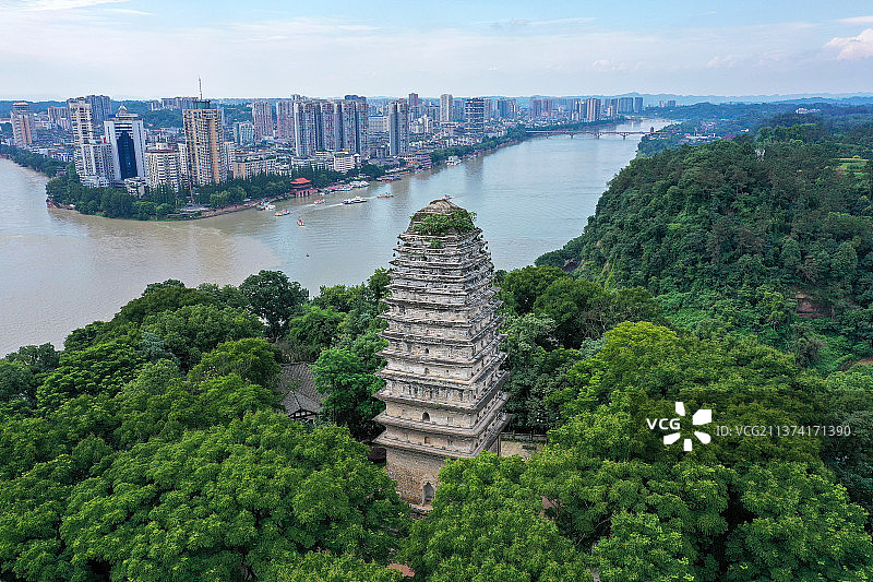 灵宝塔与岷江、大渡河+四川省乐山市市中区乐山大佛风景区图片素材