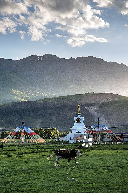 蓝天白云草原白塔经幡图片素材