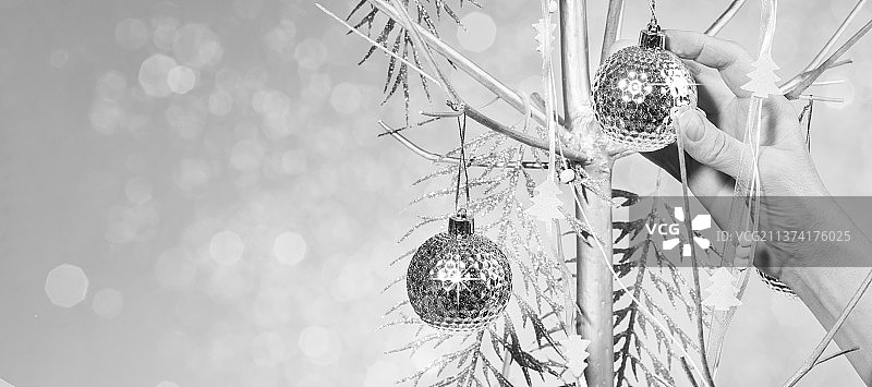 女人正在装饰银色另类圣诞树banner，俄罗斯图片素材
