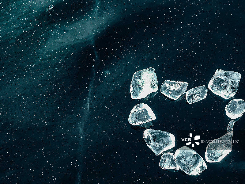 黑色星空背景上的冰或珠宝特写图片素材
