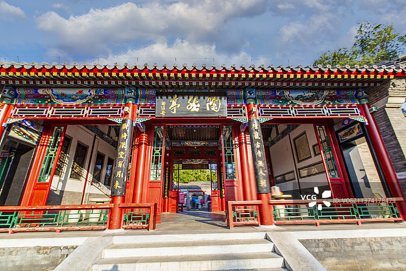 蓝天白云下的北京陶然亭公园慈悲庵图片素材