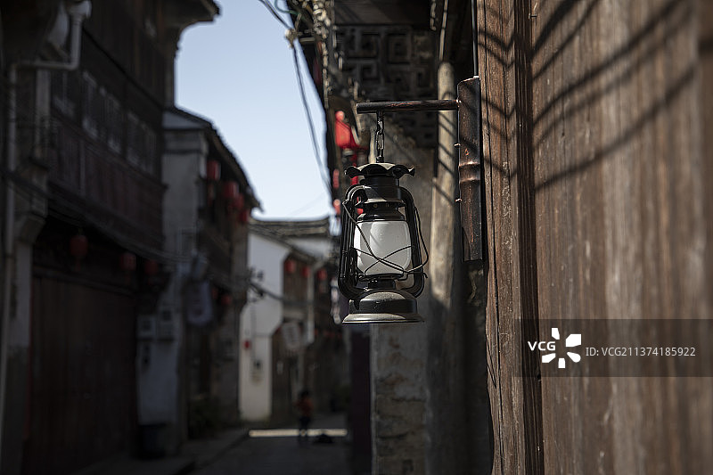 江南深奥古村古街马灯光影图图片素材