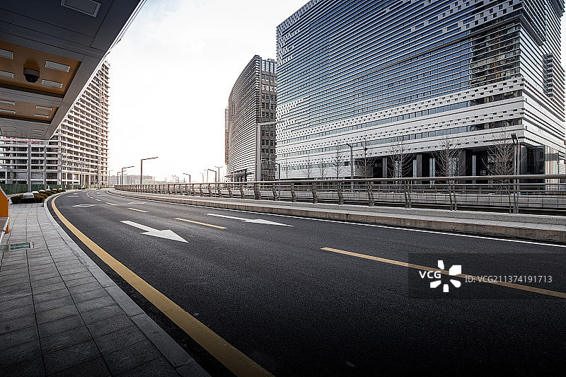 中国河南郑州郑东新区北龙湖金融岛金融建筑外立面与道路夏季户外风光图片素材