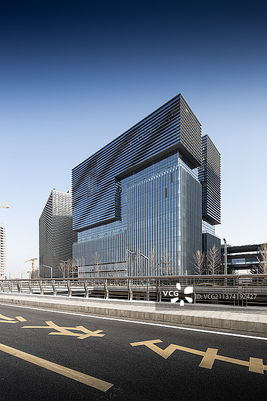 河南郑州郑东新区北龙湖金融岛金融建筑外立面与道路夏季户外风光图片素材