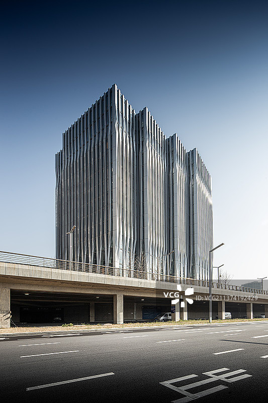 河南郑州郑东新区北龙湖金融岛金融建筑外立面与道路夏季户外风光图片素材