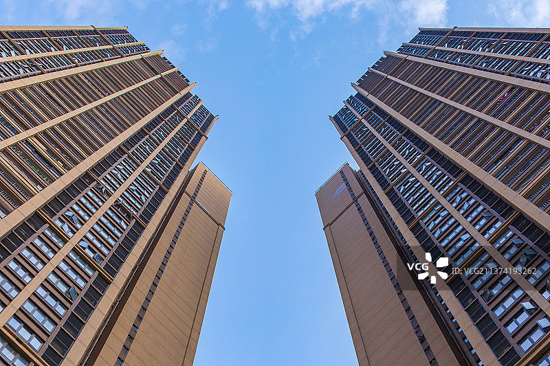 仰望蓝天下的商品房高楼图片素材