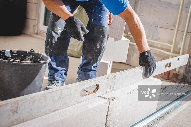 泥瓦匠抹灰建造墙壁图片素材