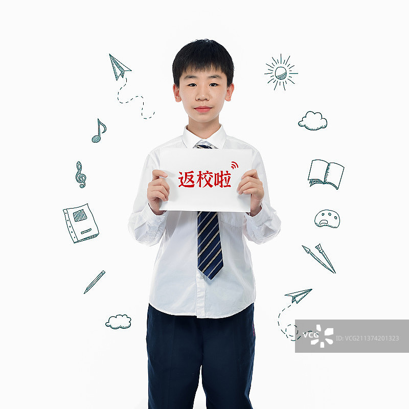 男生举着返校的牌子图片素材