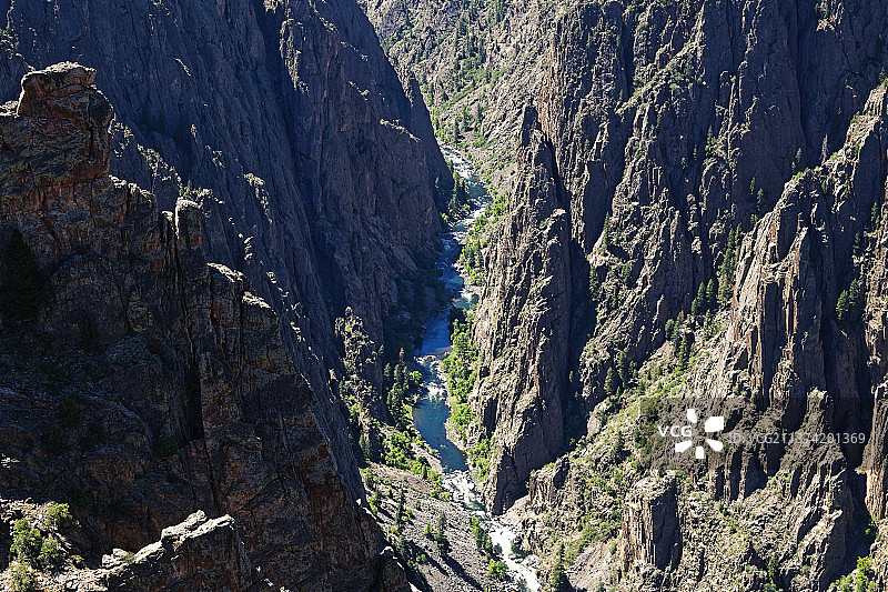 美国科罗拉多州蒙特罗斯县，跪着的骆驼与甘尼逊河图片素材